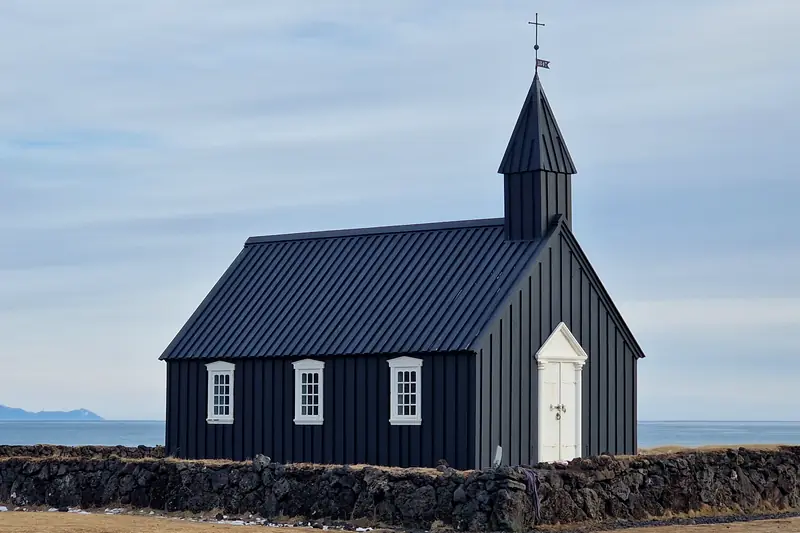 Iglesia negra de Búðakirkja en un campo de lava en Snæfellsnes