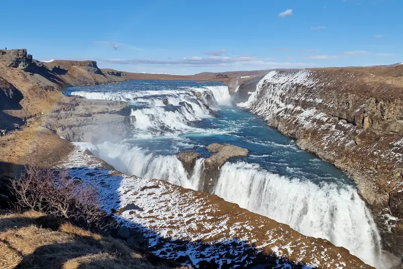 Cascada Gullfoss cayendo en dos saltos dentro de un cañón