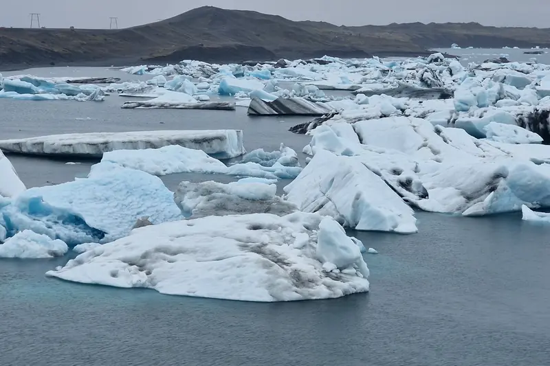Icebergs azules flotando en la laguna glaciar de Jökulsárlón