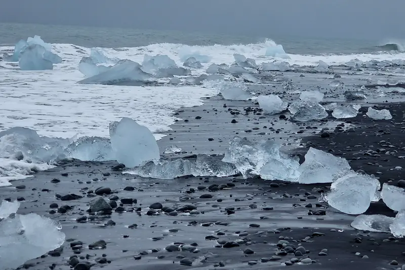 Bloques de hielo varados en la arena negra de la Playa de los Diamantes