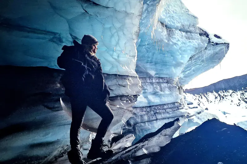 Viajero dentro de una cueva de hielo azul